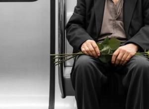 — Grand-père… où vas-tu avec cette rose ?