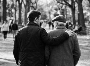 Un jour, sans prévenir, tu le remarques. Ton père ne marche plus aussi vite. Ta mère répète une histoire qu’elle t’a déjà racontée hier.