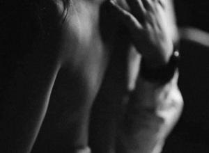 Il y a des amours qui ne savent pas partir.