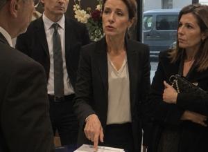 Le service d’accueil le fera sortir s’il met un pied ici avec son vieux minibus